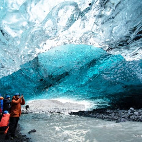 Grotte de glace bleue cristalline sous le glacier de Vatnajokull