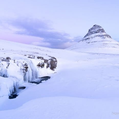 L'une des montagnes les plus photographiées d'Islande, le célèbre kirkjufell sous la neige