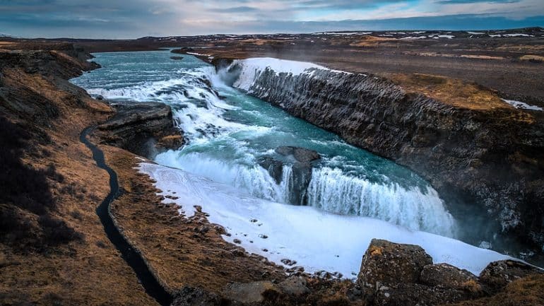La célèbre cascade de Gullfoss vue en hiver avec des flancs glacés