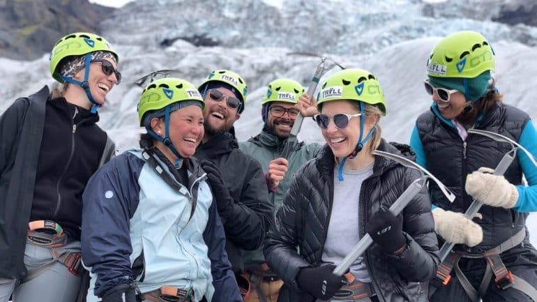 Heureux randonneurs sur glacier en islandais