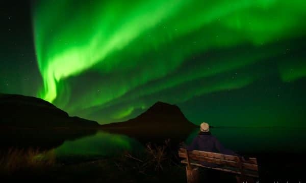 Aurora Borealis autrement connu sous le nom d'aurores boréales au-dessus du célèbre Kirkjufell sur la péninsule de Snæfellsnes dans l'ouest de l'Islande