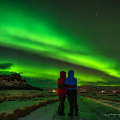 Deux personnes regardant les aurores boréales.