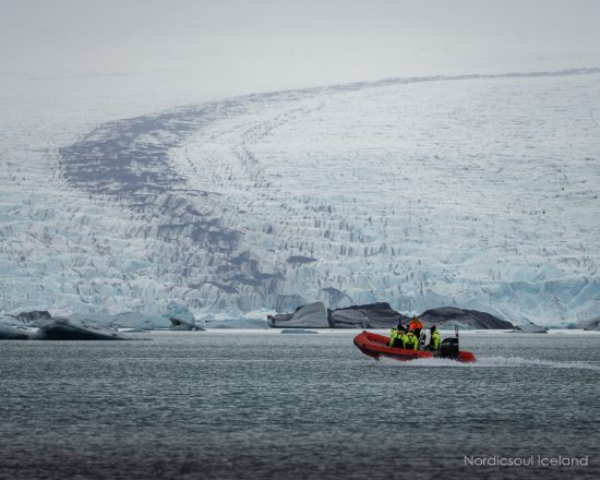 Un bateau sur la lagune glaciaire de Jokulsarlon.