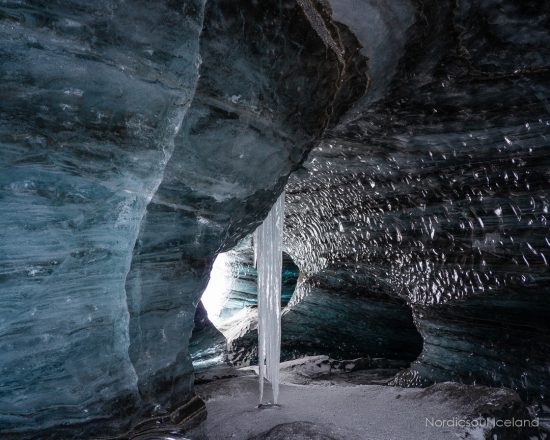 Glaçon à l'intérieur d'une grotte de glace.