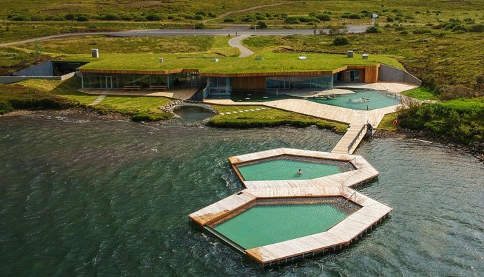 Bains géothermiques flottants Vok dans l'est de l'Islande