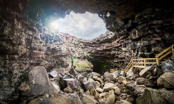 La grotte de lave de Vidgelmir dans l'ouest de l'Islande est l'une des plus grandes que vous puissiez visiter