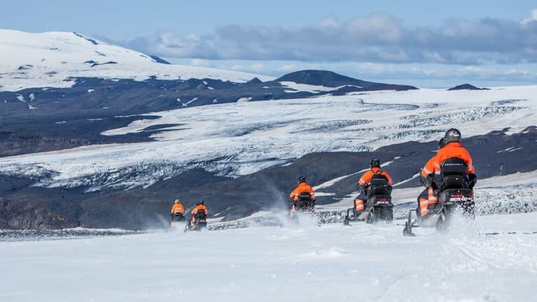 Excursion en motoneige sur le glacier Myrdalsjokull dans le sud de l'Islande