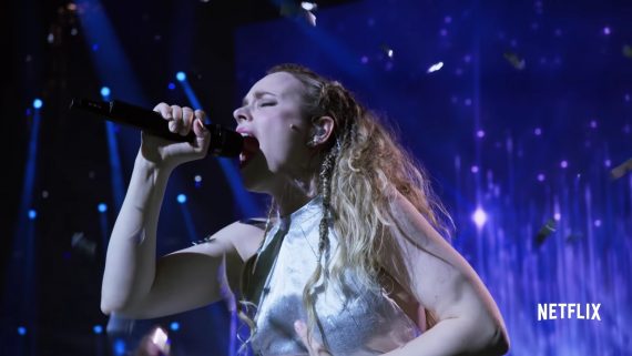 Rachel McAdams dans le film Eurovision interprétant une chanson.