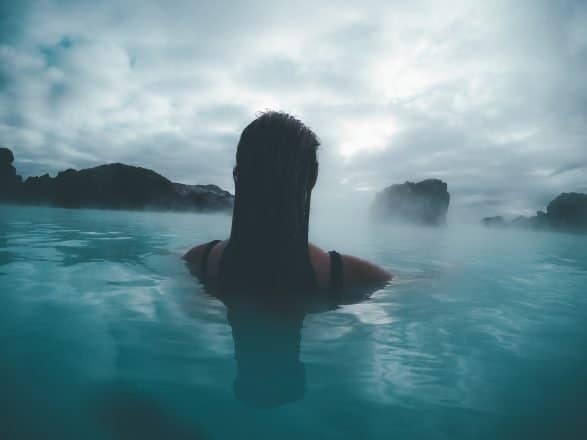 Femme nageant dans une source chaude en Islande