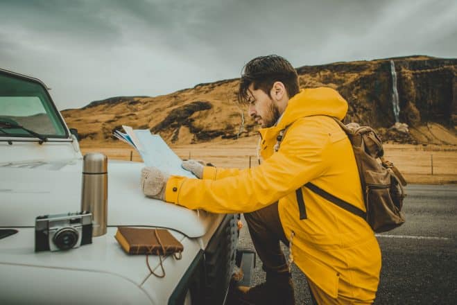 Explorateur sur le circuit islandais, voyageant à travers l'Islande à la découverte de destinations naturelles