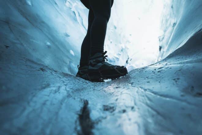 Exploratrice féminine dans la grotte de glace, Islande