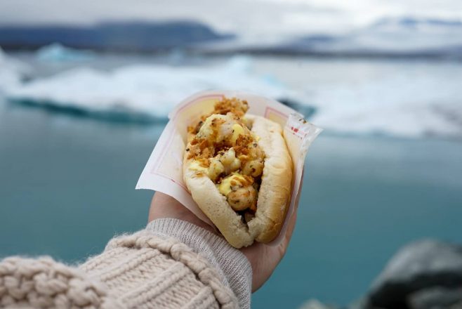 Un hot-dog de homard près de la lagune glaciaire de Jokulsarlon en Islande