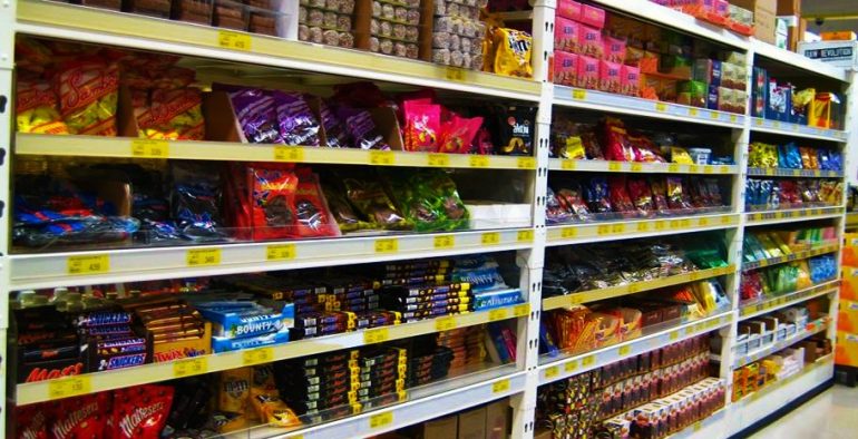 Une étagère dans un magasin en Islande remplie de bonbons