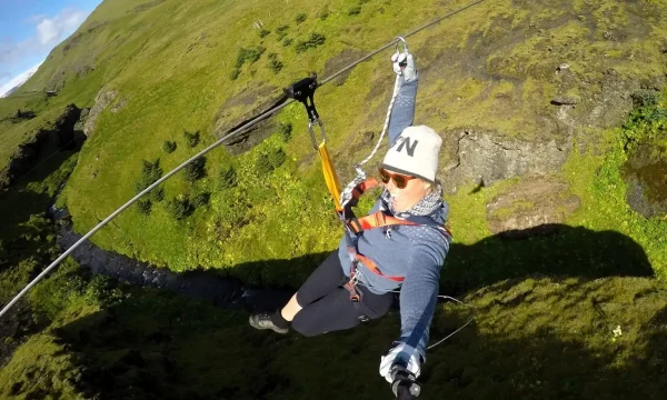 Aventure en tyrolienne et randonnée à Vík dans le sud de l'Islande